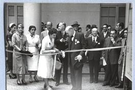 [Guillermo Feliú Cruz con un grupo de personas]