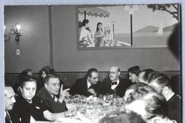 [Guillermo Feliú Cruz con un grupo de personas]