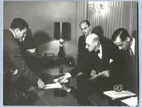 [Guillermo Feliú Cruz con un grupo de personas]