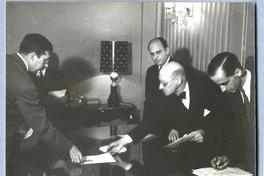 [Guillermo Feliú Cruz con un grupo de personas]