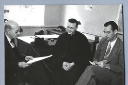 [Guillermo Feliú Cruz con un grupo de personas]