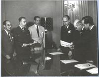 [Guillermo Feliú Cruz con un grupo de personas]