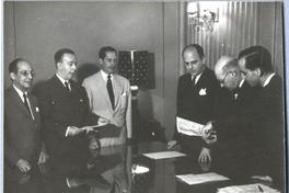 [Guillermo Feliú Cruz con un grupo de personas]