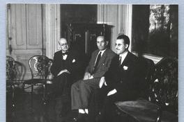 [Guillermo Feliú Cruz con un grupo de personas]