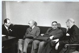 [Guillermo Feliú Cruz con un grupo de personas]