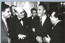 [Guillermo Feliú Cruz con un grupo de personas]