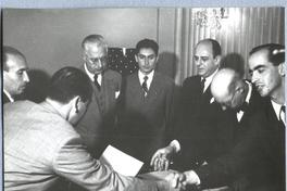 [Guillermo Feliú Cruz con un grupo de personas]