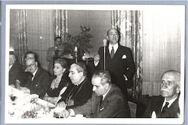 [Guillermo Feliú Cruz con un grupo de personas]