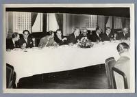 [Guillermo Feliú Cruz con un grupo de personas]