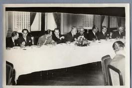 [Guillermo Feliú Cruz con un grupo de personas]