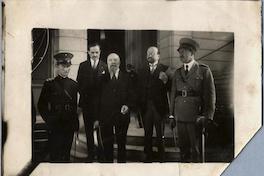 [Joaquín Figueroa Larraín con los miembros de la embajada ecuatoriana en el Museo Histórico Nacional]