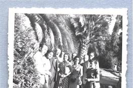 [Guillermo Feliú Cruz, con un grupo americanista, en el Parque Arrieta, Peñalolén]