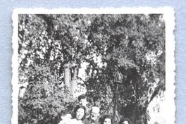 [Guillermo Feliú Cruz, con señoras ecuatorianas, en el Parque Arrieta, Peñalolén]