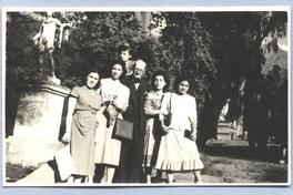 [Guillermo Feliú Cruz con un grupo de señoras ecuatorianas, Parque Arrieta, Peñalolén]