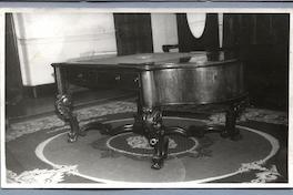 [Escritorio de caoba en que trabajó Bello en el Ministerio de Relaciones Exteriores]