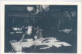 [José Toribio Medina en su estudio]