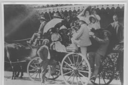 [José Toribio Medina con amigos de fiesta]