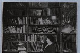 [Mercedes Ibañez, junto a José Toribio Medina en su biblioteca]