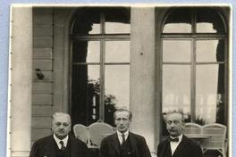 [Manuel Rivas Vicuña con dos personas no identificadas]