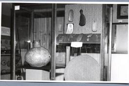 [Vitrina con cerámica y cestería]