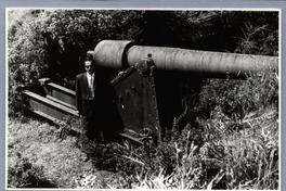 [Hombre no identificado, junto a cañón en el Fuerte Ahui]