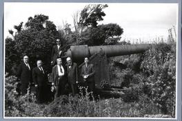 [Guillermo Feliú Cruz y comitiva, junto a cañón en el Fuerte Ahui]