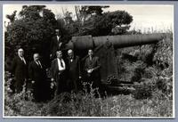 [Guillermo Feliú Cruz y un acompañante, junto a cañón en el Fuerte Ahui]