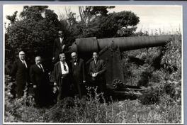 [Guillermo Feliú Cruz y un acompañante, junto a cañón en el Fuerte Ahui]