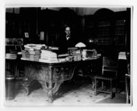 [Guillermo Feliú Cruz en biblioteca]