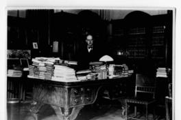 [Guillermo Feliú Cruz en biblioteca]