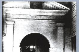 [Monja en portal no identificado]