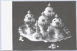 [Cuatro recipientes, campanilla y bandejas]