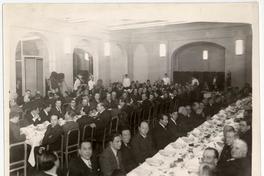 [Grupo de hombres en reunión no identificada]