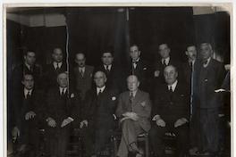 [Grupo de hombres en reunión no identificada]