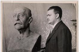 [Cónsul de Chile Carlos Lamas junto a busto de José Toribio Medina]