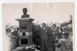 [Cónsul de Chile Carlos Lamas junto a busto de José Toribio Medina, en celebración de su centenario]