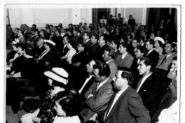 [Grupo de asistentes durante una conferencia]