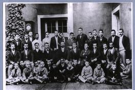 [Primer curso del Instituto pedagógico y primer curso del Liceo de Aplicación, nombres en fotografía]