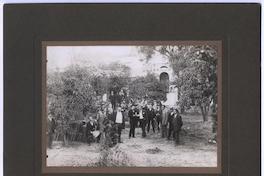 [Grupo de hombres en el Monasterio de Santa Clara]
