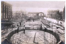 [Biblioteca Nacional en construcción, se divisa el cielo, techumbres y trabajadores]