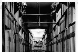 [Biblioteca Nacional, pasillo con las estanterías de depósito]