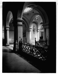 [Biblioteca Nacional. Segundo piso, se divisa una de las escalas de bajada y parte de una cúpula, del sector poniente]