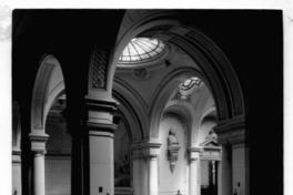 [Biblioteca Nacional. Segundo piso, se divisa una de las escalas de bajada y parte de una cúpula, del sector poniente]