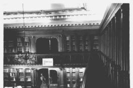 [Biblioteca Nacional. Sala de lectura de la Biblioteca Americana de Diego Barros Arana, vista desde el segundo piso hacia el salón]