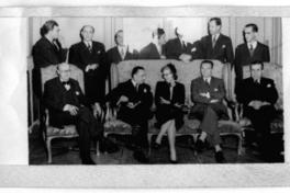 [Guillermo Feliú Cruz, sentado junto a un grupo de personas]