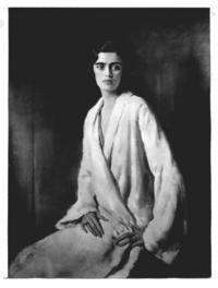 [María Isabel Eastman de Edwards, retrato de medio cuerpo]