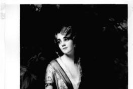 [Carmen Concha de Landa, retrato de medio cuerpo]