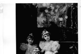 [Rosario, María y Anita Errázuriz Valdés, tres niñas, hijas de Rafael Errázuriz Urmeneta, retrato de cuerpo entero]