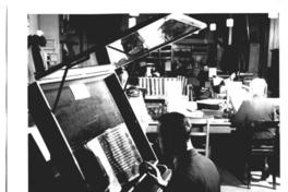 [Museo Británico. Sala de estudio del departamento de manuscritos, se divisan dos hombres trabajando]