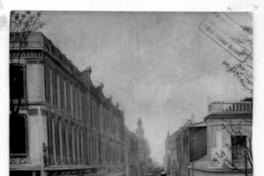 [Calle Ahumada, se divisa un tranvía y gente en un día de lluvía]